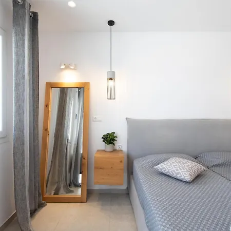 מלון Agia Anna Beachfront Boutique 3*